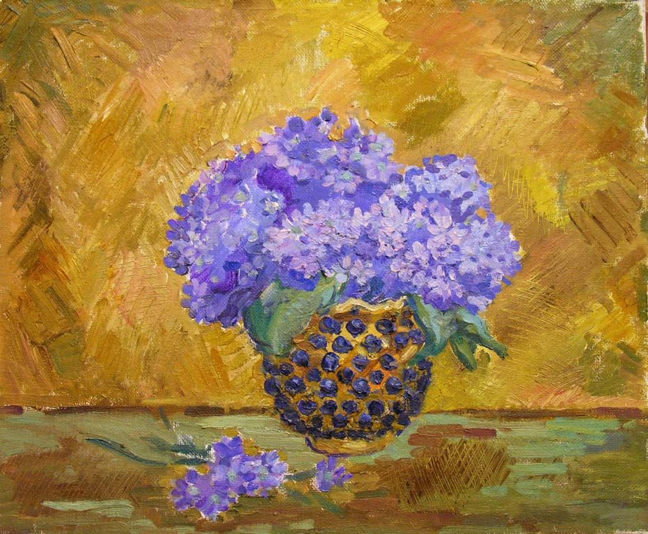 Букет с незабудками в золотистой вазе.